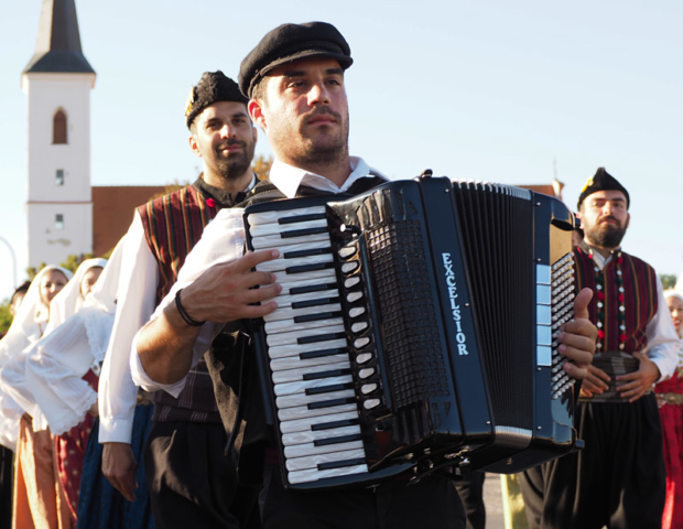 Italian folk group Calamus parades through Strakonice