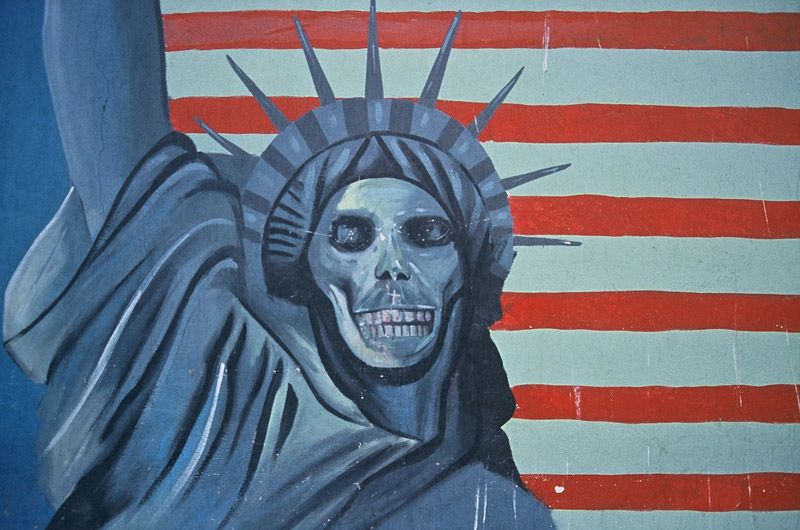 Mural on the former US embassy in Tehran, now known as the "US Den of Espionage"