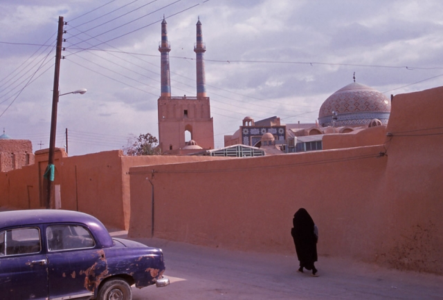 Street scene in Yazd with the 14th century Jameh Mosque