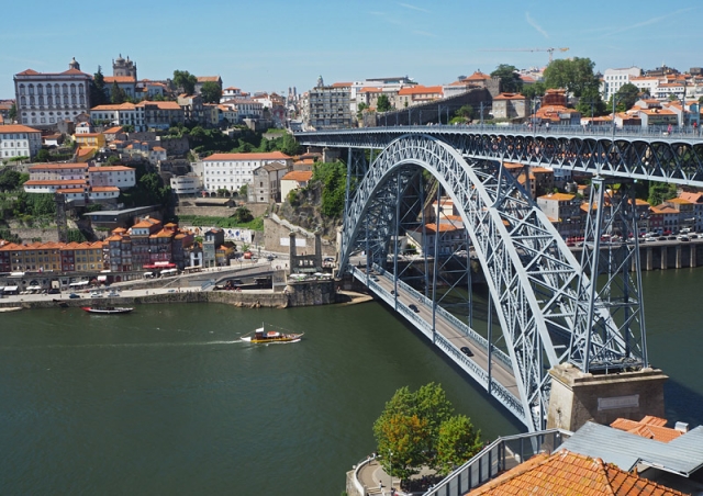 The double-decker bridge Ponte de Dom Luis I was built in 1886 across the Rio Douro in Porto